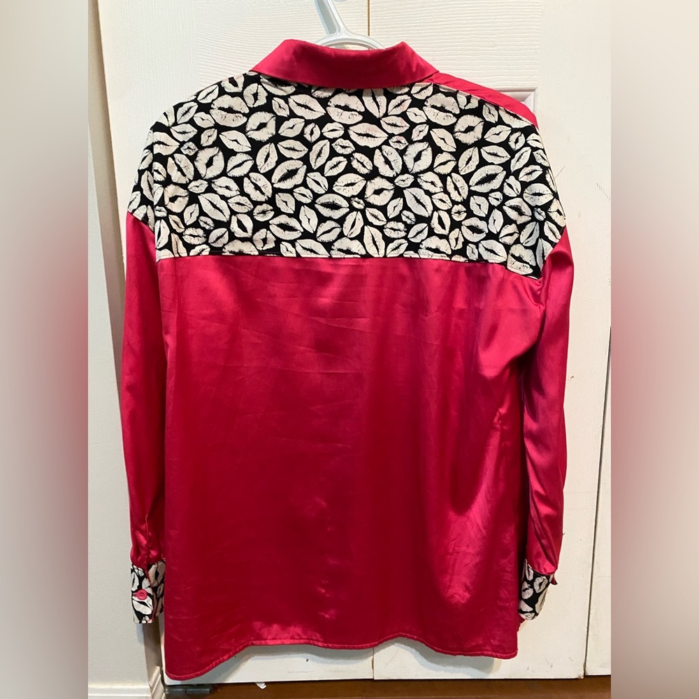 Hot pink glow in the dark lips silk shirt